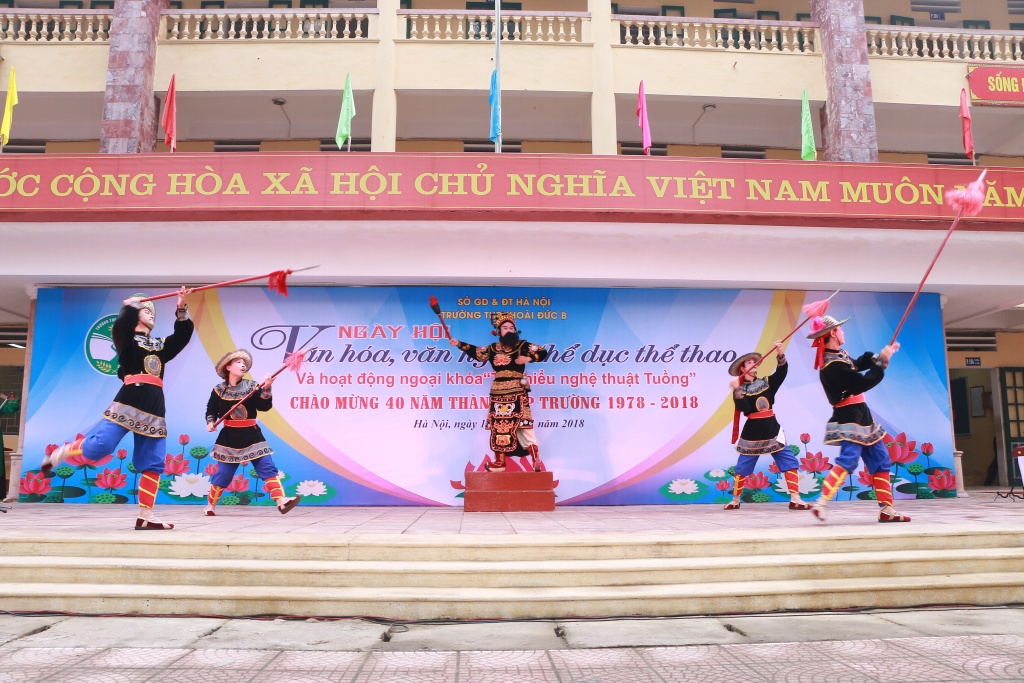 Hàng nghìn học sinh hào hứng với nghệ thuật tuồng tại trường THPT Hoài Đức B hang nghin hoc sinh hao hung voi nghe thuat tuong tai truong thpt hoai duc b