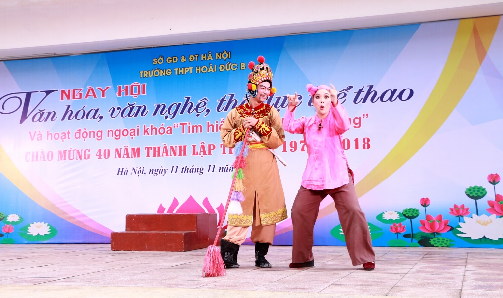 Hàng nghìn học sinh hào hứng với nghệ thuật tuồng tại trường THPT Hoài Đức B hang nghin hoc sinh hao hung voi nghe thuat tuong tai truong thpt hoai duc b