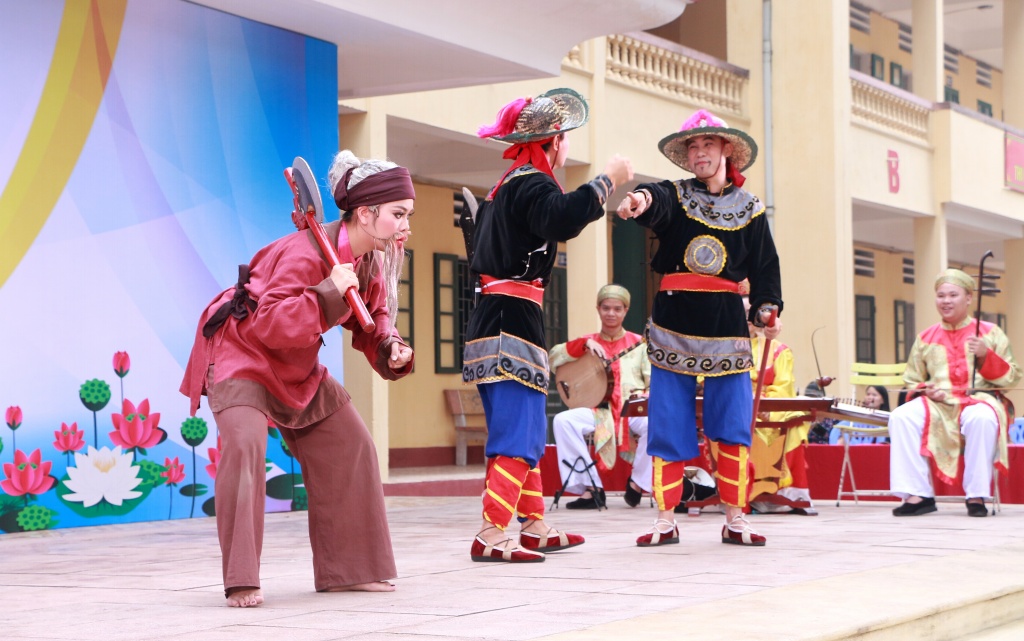 Hàng nghìn học sinh hào hứng với nghệ thuật tuồng tại trường THPT Hoài Đức B hang nghin hoc sinh hao hung voi nghe thuat tuong tai truong thpt hoai duc b