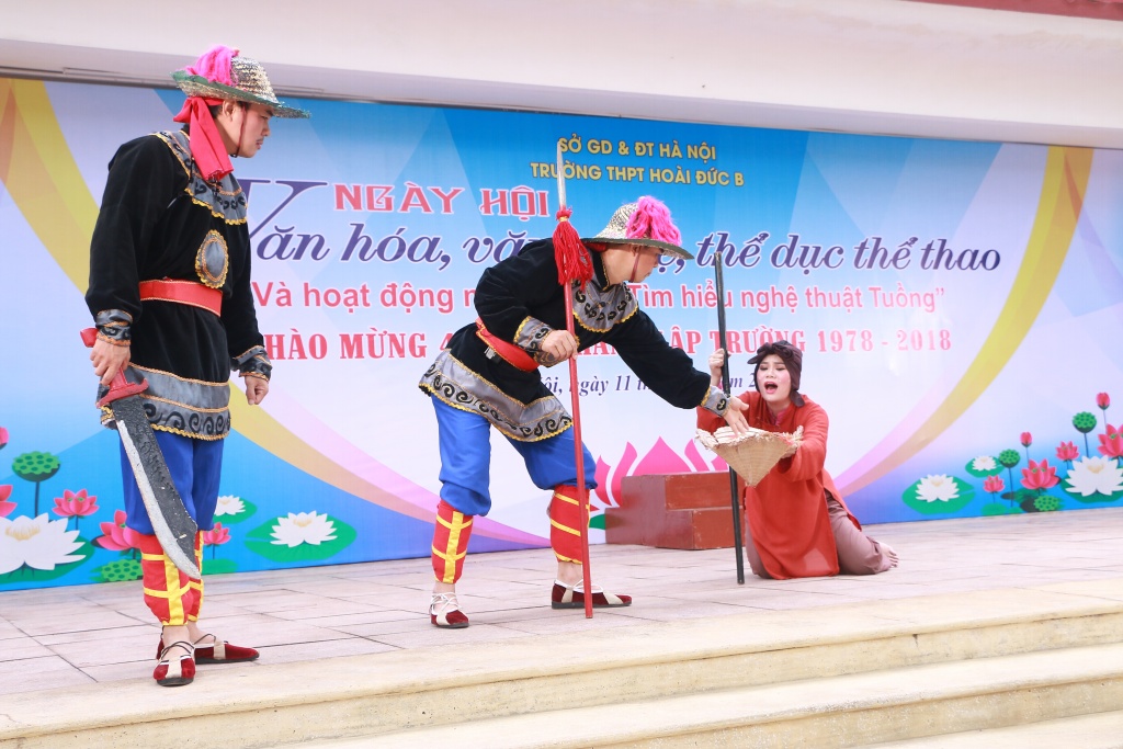 Hàng nghìn học sinh hào hứng với nghệ thuật tuồng tại trường THPT Hoài Đức B hang nghin hoc sinh hao hung voi nghe thuat tuong tai truong thpt hoai duc b
