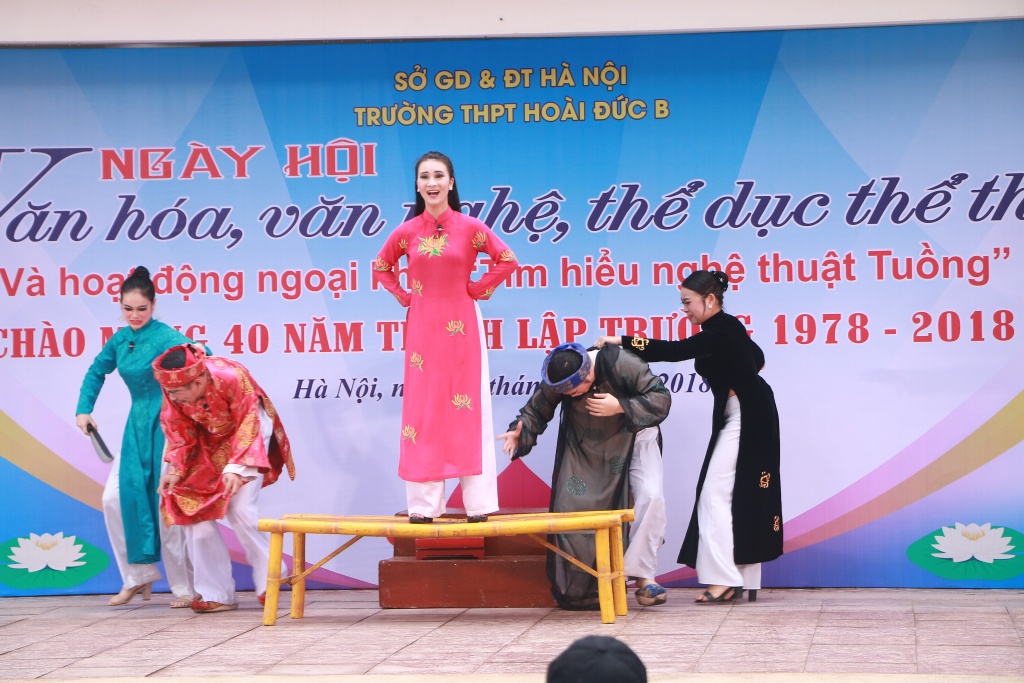 Hàng nghìn học sinh hào hứng với nghệ thuật tuồng tại trường THPT Hoài Đức B hang nghin hoc sinh hao hung voi nghe thuat tuong tai truong thpt hoai duc b