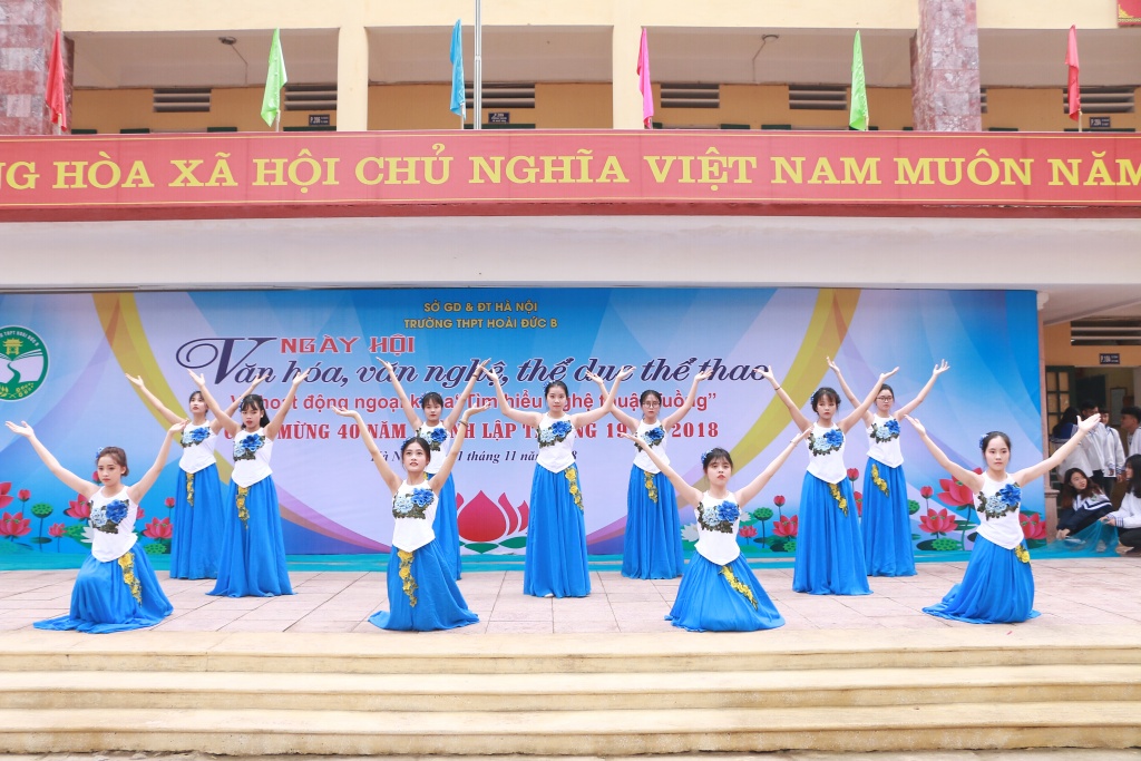 Hàng nghìn học sinh hào hứng với nghệ thuật tuồng tại trường THPT Hoài Đức B hang nghin hoc sinh hao hung voi nghe thuat tuong tai truong thpt hoai duc b