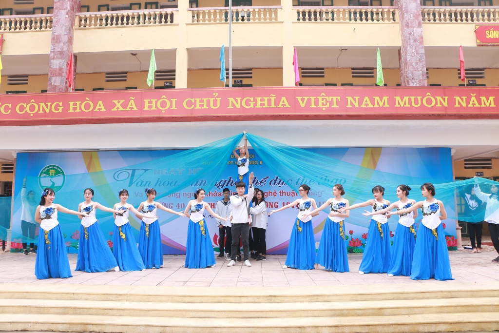 hang nghin hoc sinh hao hung voi nghe thuat tuong tai truong thpt hoai duc b