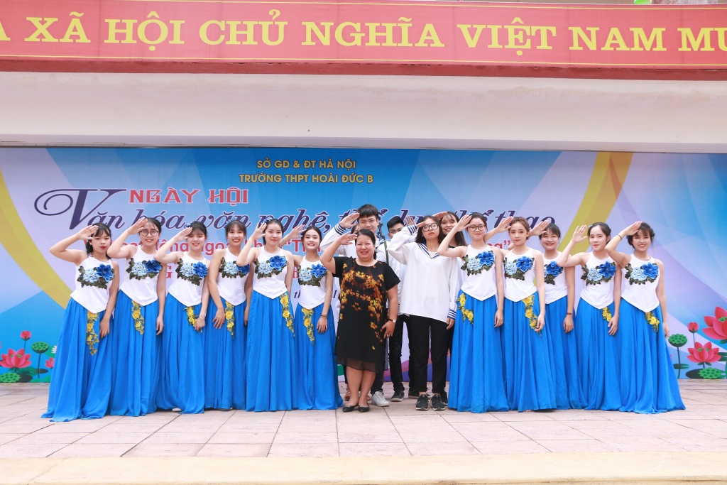 Hàng nghìn học sinh hào hứng với nghệ thuật tuồng tại trường THPT Hoài Đức B hang nghin hoc sinh hao hung voi nghe thuat tuong tai truong thpt hoai duc b