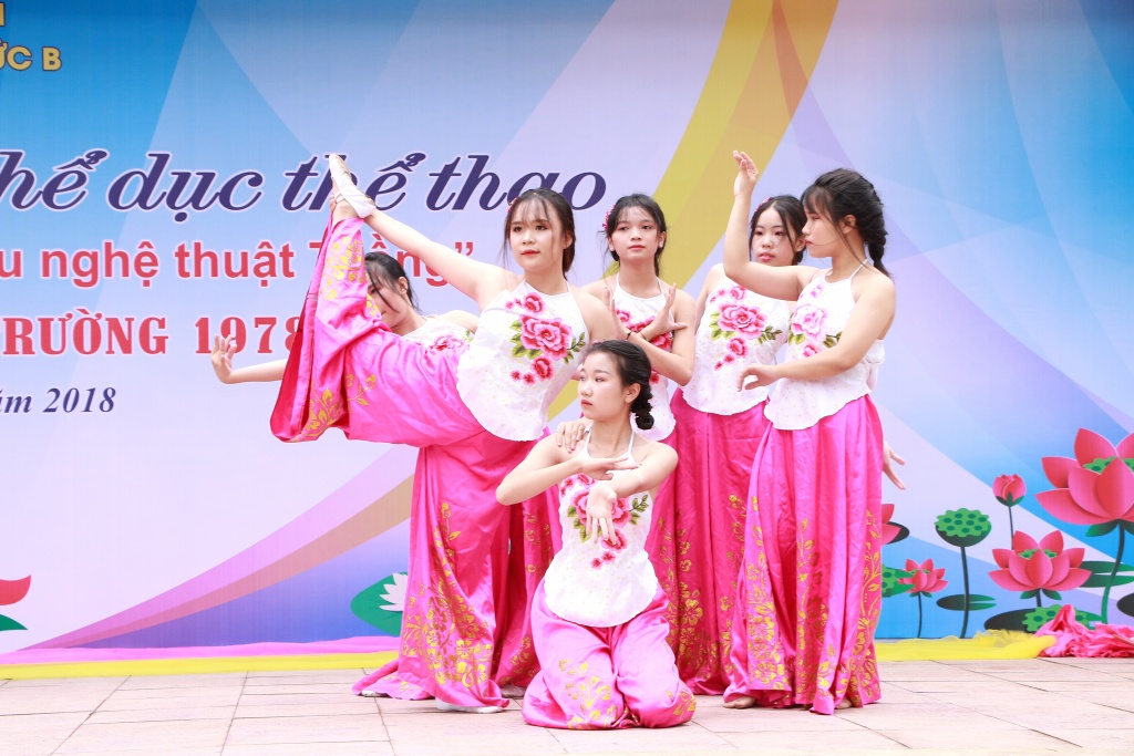 hang nghin hoc sinh hao hung voi nghe thuat tuong tai truong thpt hoai duc b