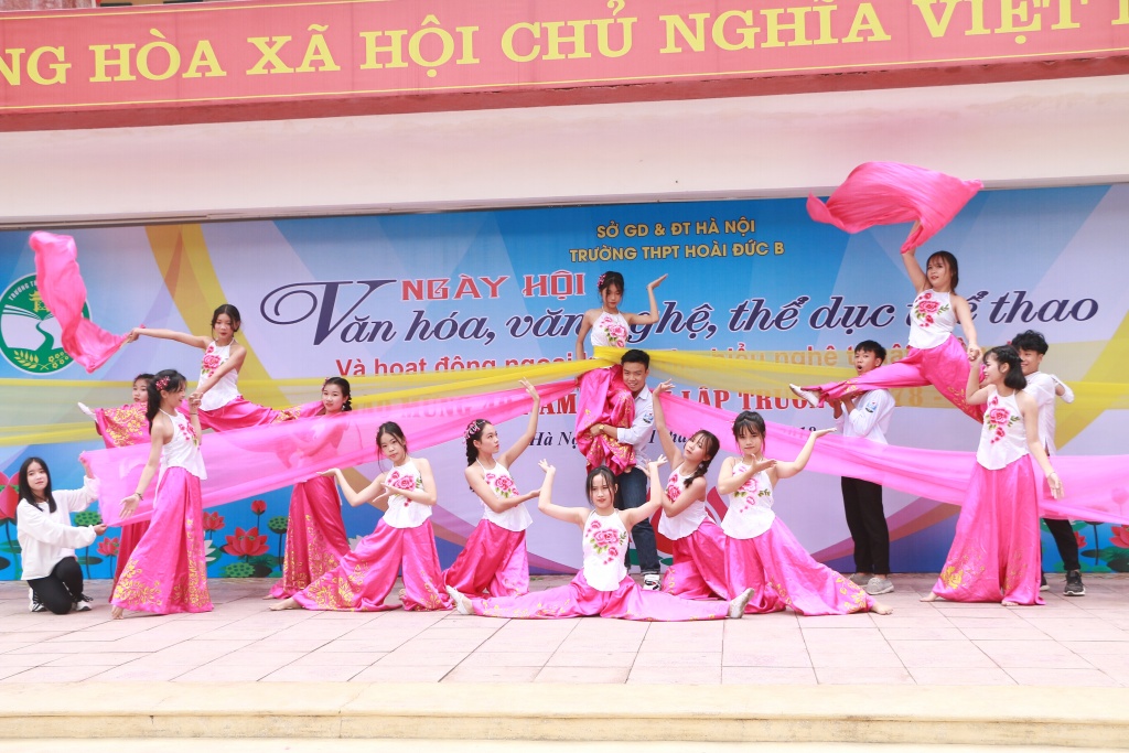 hang nghin hoc sinh hao hung voi nghe thuat tuong tai truong thpt hoai duc b