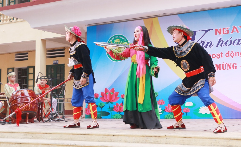 Hàng nghìn học sinh hào hứng với nghệ thuật tuồng tại trường THPT Hoài Đức B hang nghin hoc sinh hao hung voi nghe thuat tuong tai truong thpt hoai duc b