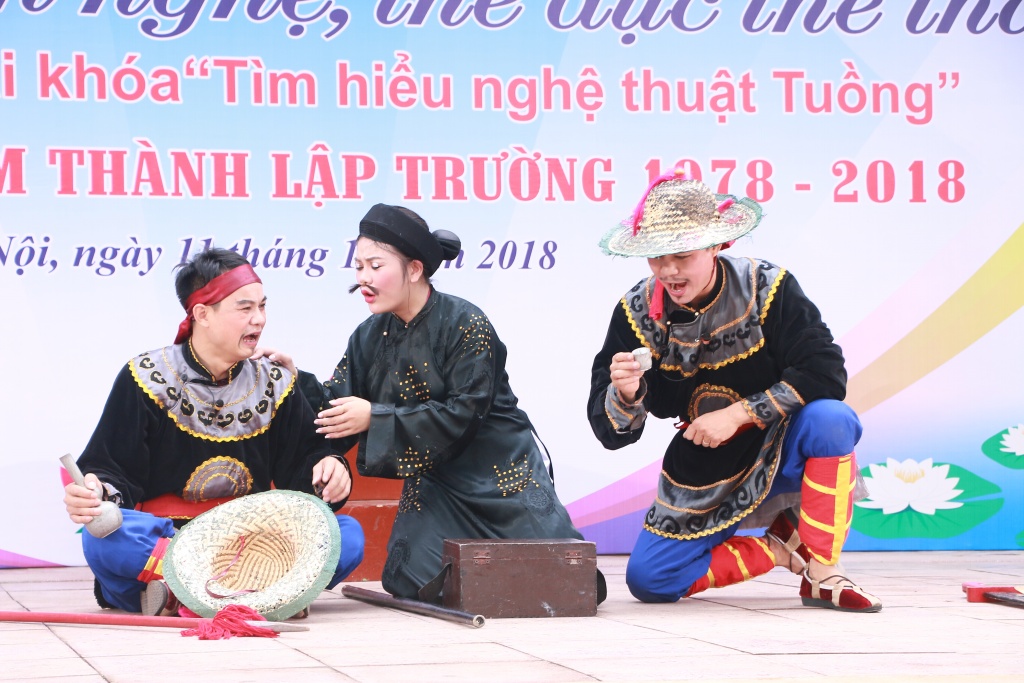 Hàng nghìn học sinh hào hứng với nghệ thuật tuồng tại trường THPT Hoài Đức B hang nghin hoc sinh hao hung voi nghe thuat tuong tai truong thpt hoai duc b