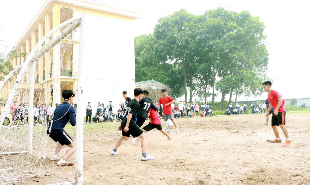 hang nghin hoc sinh hao hung voi nghe thuat tuong tai truong thpt hoai duc b