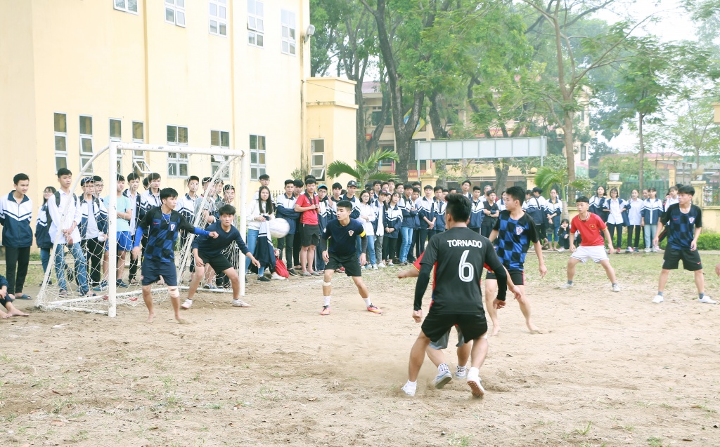Hàng nghìn học sinh hào hứng với nghệ thuật tuồng tại trường THPT Hoài Đức B hang nghin hoc sinh hao hung voi nghe thuat tuong tai truong thpt hoai duc b