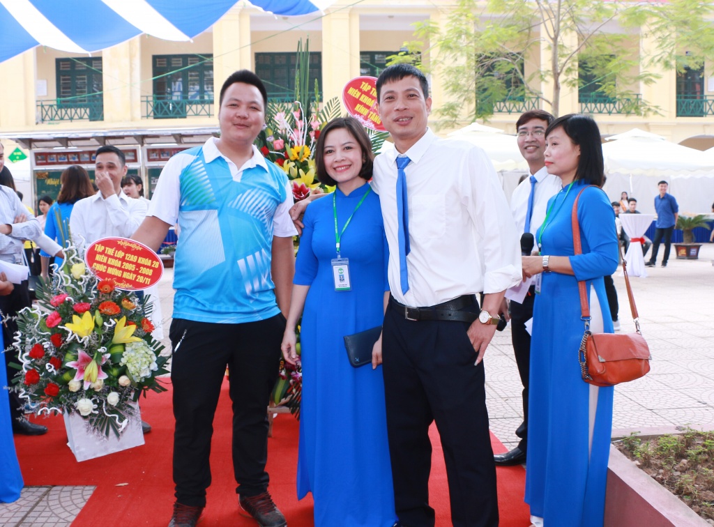 nu sinh khoe sac trong le ki niem 40 nam thanh lap truong thpt hoai duc b