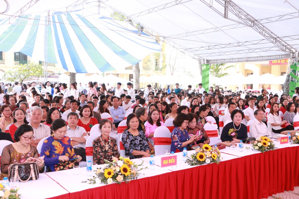 Nữ sinh 'khoe sắc' trong lễ kỉ niệm 40 năm thành lập trường THPT Hoài Đức B nu sinh khoe sac trong le ki niem 40 nam thanh lap truong thpt hoai duc b