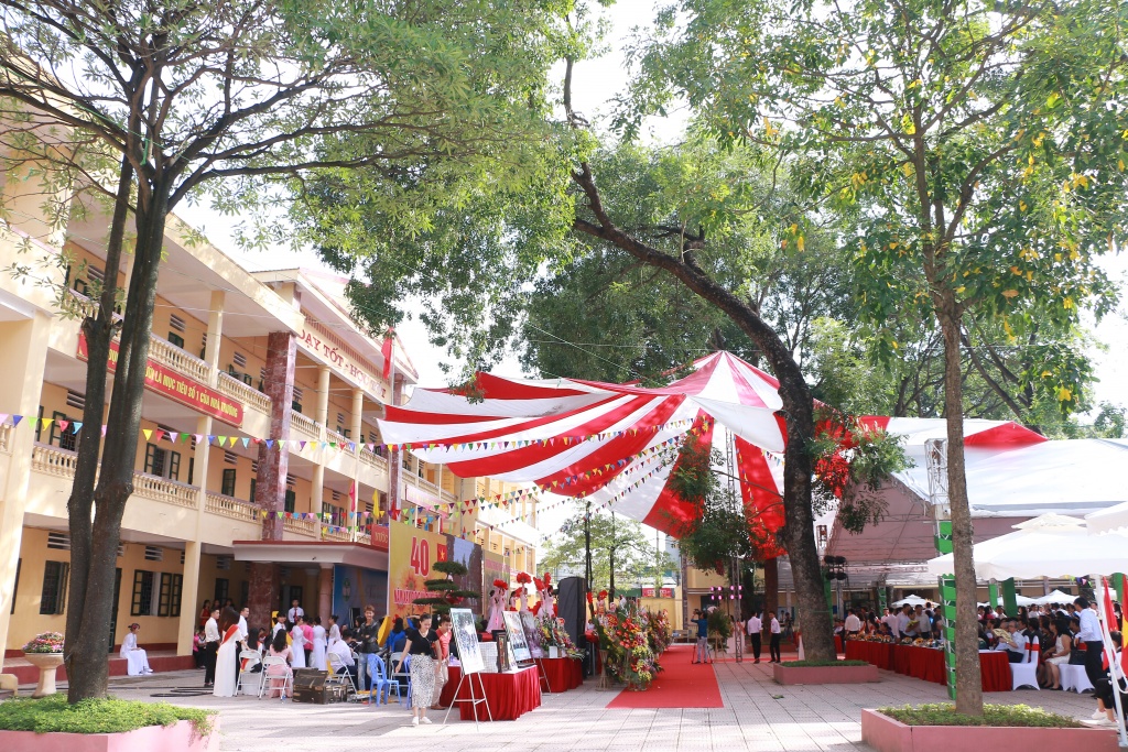 Nữ sinh 'khoe sắc' trong lễ kỉ niệm 40 năm thành lập trường THPT Hoài Đức B nu sinh khoe sac trong le ki niem 40 nam thanh lap truong thpt hoai duc b
