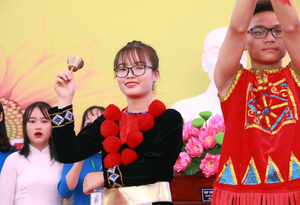 Nữ sinh 'khoe sắc' trong lễ kỉ niệm 40 năm thành lập trường THPT Hoài Đức B nu sinh khoe sac trong le ki niem 40 nam thanh lap truong thpt hoai duc b