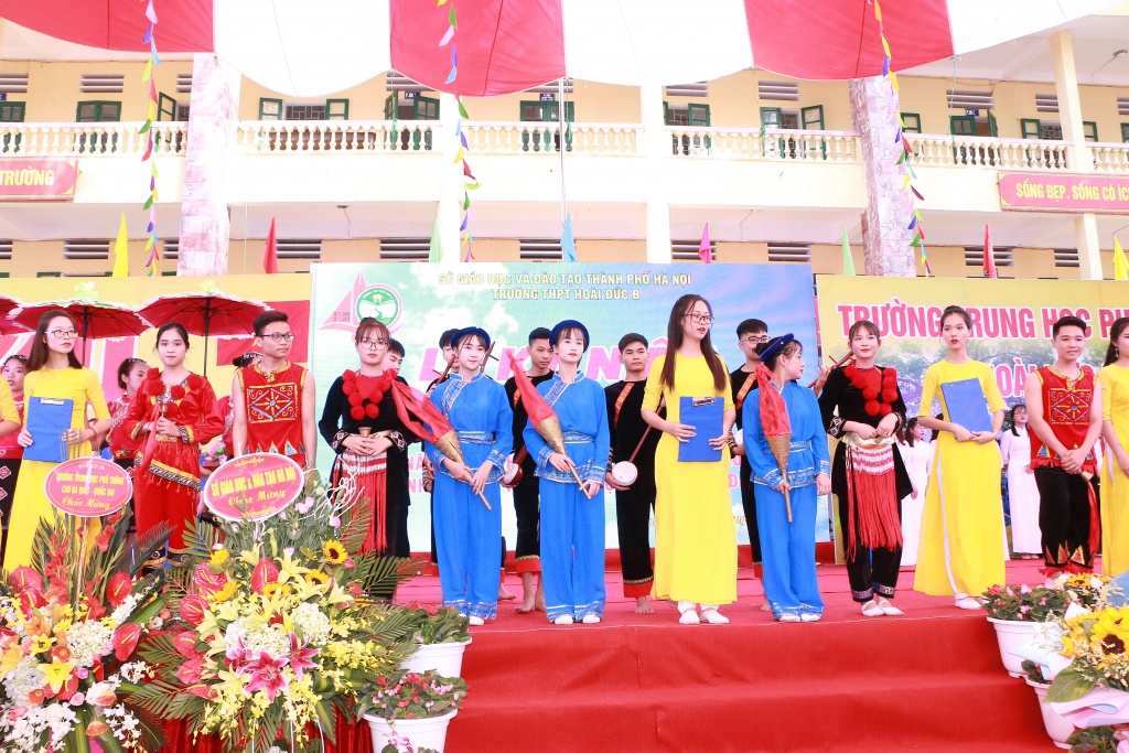 nu sinh khoe sac trong le ki niem 40 nam thanh lap truong thpt hoai duc b