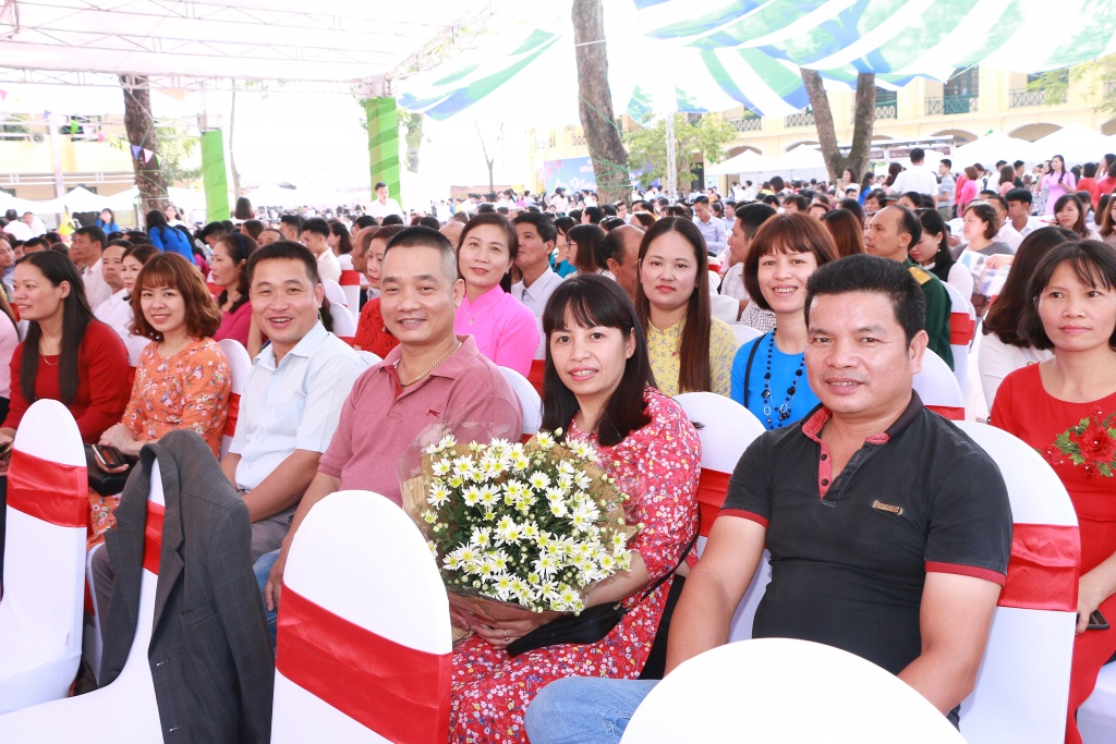 Nữ sinh 'khoe sắc' trong lễ kỉ niệm 40 năm thành lập trường THPT Hoài Đức B nu sinh khoe sac trong le ki niem 40 nam thanh lap truong thpt hoai duc b