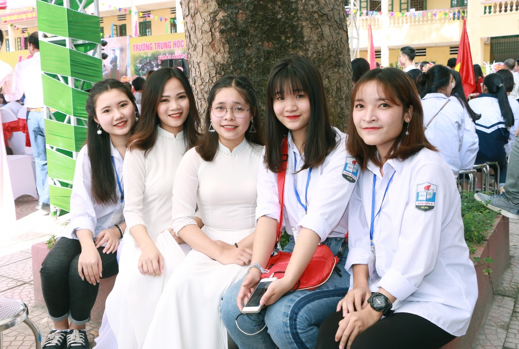 Nữ sinh 'khoe sắc' trong lễ kỉ niệm 40 năm thành lập trường THPT Hoài Đức B nu sinh khoe sac trong le ki niem 40 nam thanh lap truong thpt hoai duc b