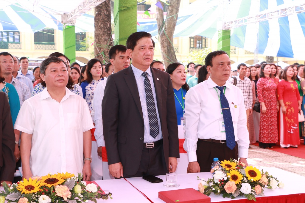 Nữ sinh 'khoe sắc' trong lễ kỉ niệm 40 năm thành lập trường THPT Hoài Đức B nu sinh khoe sac trong le ki niem 40 nam thanh lap truong thpt hoai duc b
