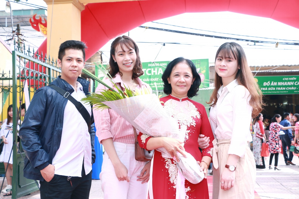 Nữ sinh 'khoe sắc' trong lễ kỉ niệm 40 năm thành lập trường THPT Hoài Đức B nu sinh khoe sac trong le ki niem 40 nam thanh lap truong thpt hoai duc b