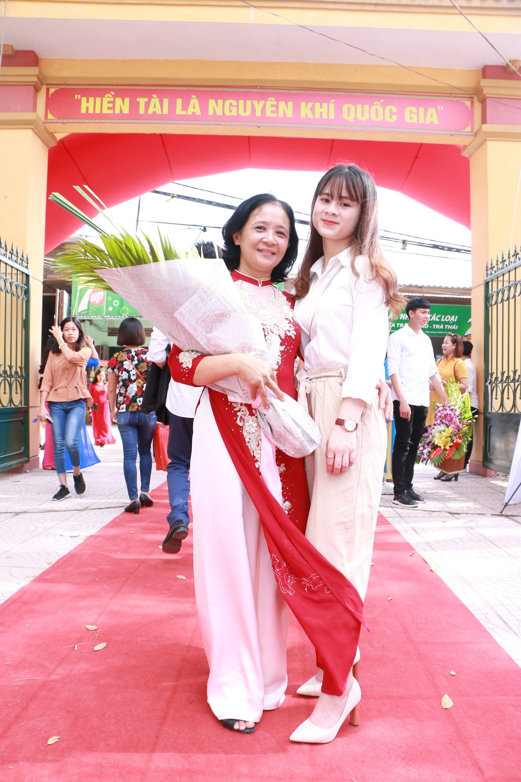 Nữ sinh 'khoe sắc' trong lễ kỉ niệm 40 năm thành lập trường THPT Hoài Đức B nu sinh khoe sac trong le ki niem 40 nam thanh lap truong thpt hoai duc b