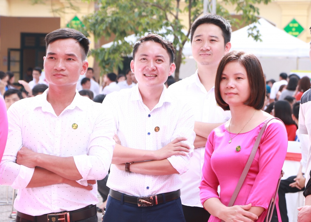 nu sinh khoe sac trong le ki niem 40 nam thanh lap truong thpt hoai duc b