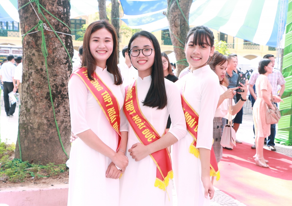 Nữ sinh 'khoe sắc' trong lễ kỉ niệm 40 năm thành lập trường THPT Hoài Đức B nu sinh khoe sac trong le ki niem 40 nam thanh lap truong thpt hoai duc b