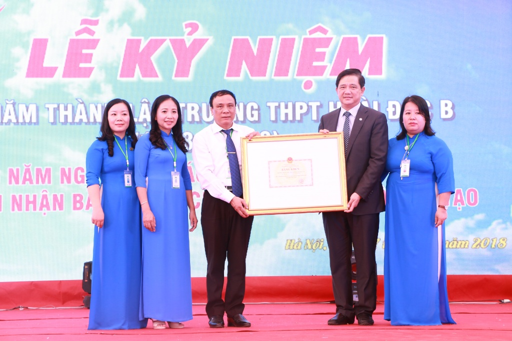 Nữ sinh 'khoe sắc' trong lễ kỉ niệm 40 năm thành lập trường THPT Hoài Đức B nu sinh khoe sac trong le ki niem 40 nam thanh lap truong thpt hoai duc b