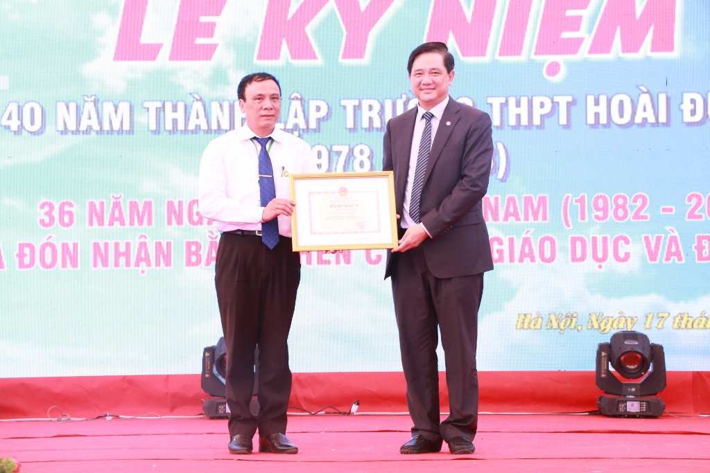 nu sinh khoe sac trong le ki niem 40 nam thanh lap truong thpt hoai duc b
