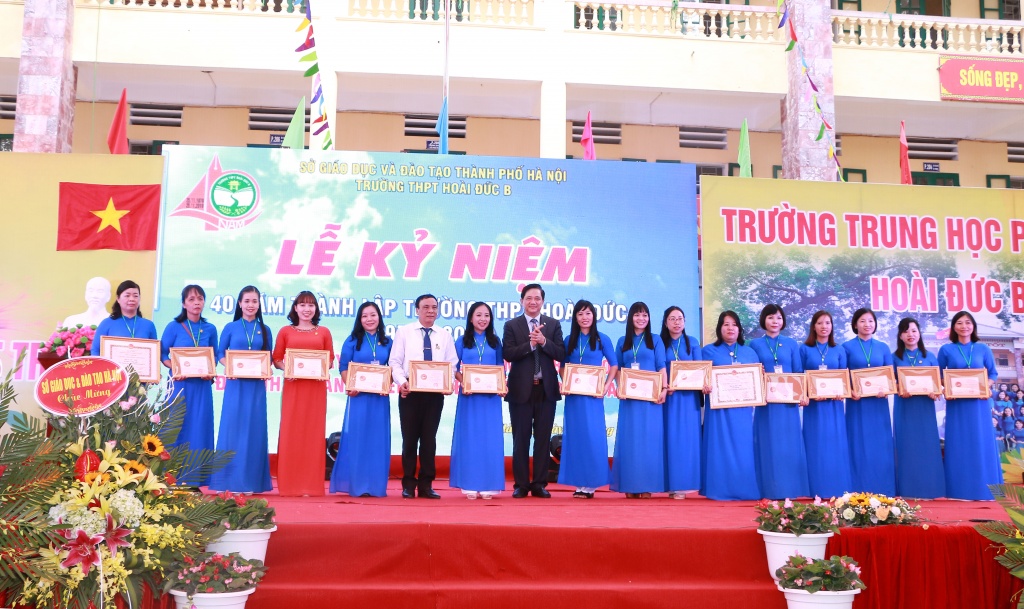 Nữ sinh 'khoe sắc' trong lễ kỉ niệm 40 năm thành lập trường THPT Hoài Đức B nu sinh khoe sac trong le ki niem 40 nam thanh lap truong thpt hoai duc b