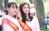 Nữ sinh 'khoe sắc' trong lễ kỉ niệm 40 năm thành lập trường THPT Hoài Đức B