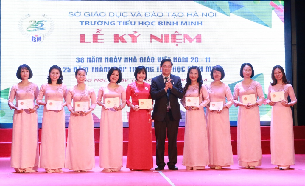 co giao 25 nam day tieu hoc co tre hoa nhap ngan le truoc mon qua 2011 cua hoc tro