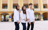 hoc tro nho ben len tang hoa co giao trong le mit tinh ki niem ngay 2011