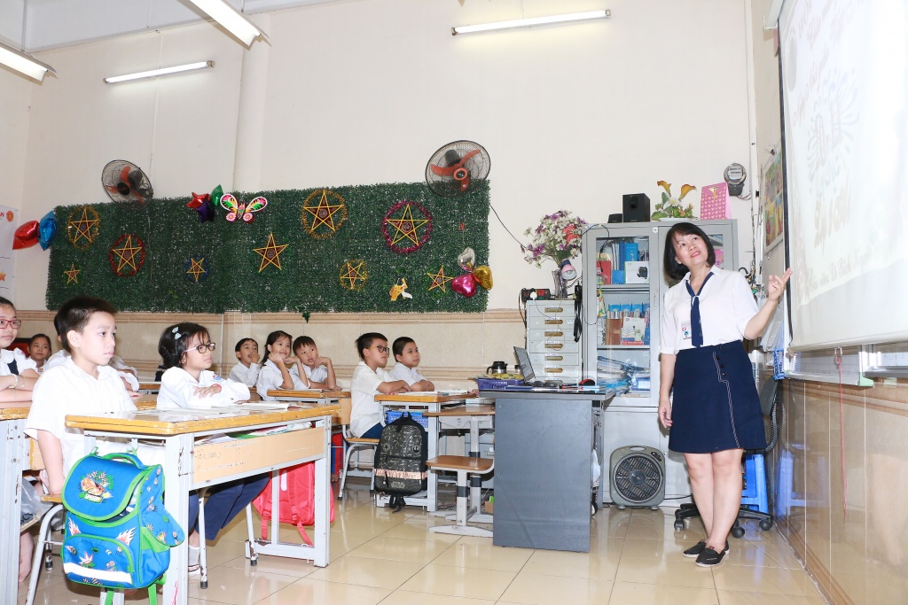 co giao 25 nam day tieu hoc co tre hoa nhap ngan le truoc mon qua 2011 cua hoc tro