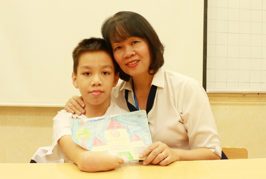 co giao 25 nam day tieu hoc co tre hoa nhap ngan le truoc mon qua 2011 cua hoc tro
