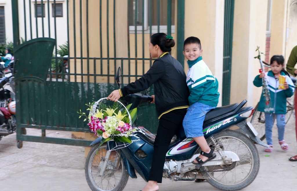 Học trò nhỏ bẽn lẽn tặng hoa cô giáo trong lễ mít tinh kỉ niệm ngày 20/11 hoc tro nho ben len tang hoa co giao trong le mit tinh ki niem ngay 2011