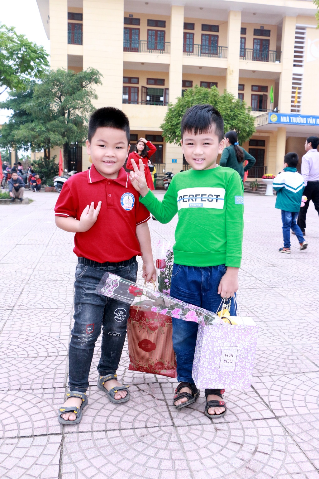 Học trò nhỏ bẽn lẽn tặng hoa cô giáo trong lễ mít tinh kỉ niệm ngày 20/11 hoc tro nho ben len tang hoa co giao trong le mit tinh ki niem ngay 2011