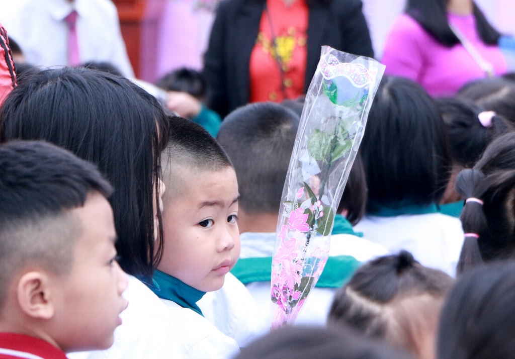 hoc tro nho ben len tang hoa co giao trong le mit tinh ki niem ngay 2011