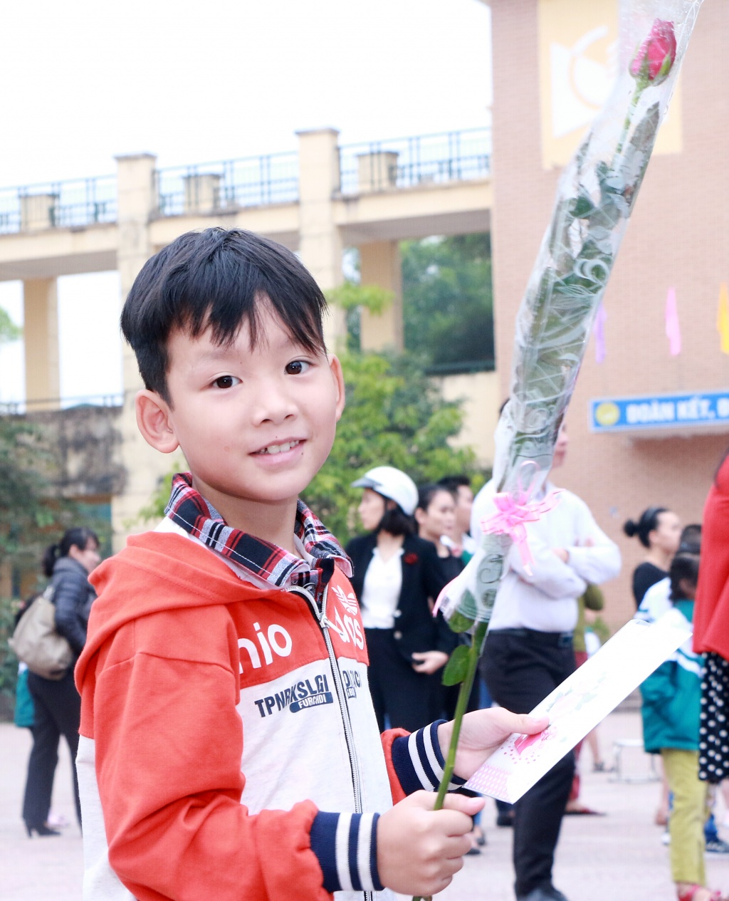Học trò nhỏ bẽn lẽn tặng hoa cô giáo trong lễ mít tinh kỉ niệm ngày 20/11 hoc tro nho ben len tang hoa co giao trong le mit tinh ki niem ngay 2011
