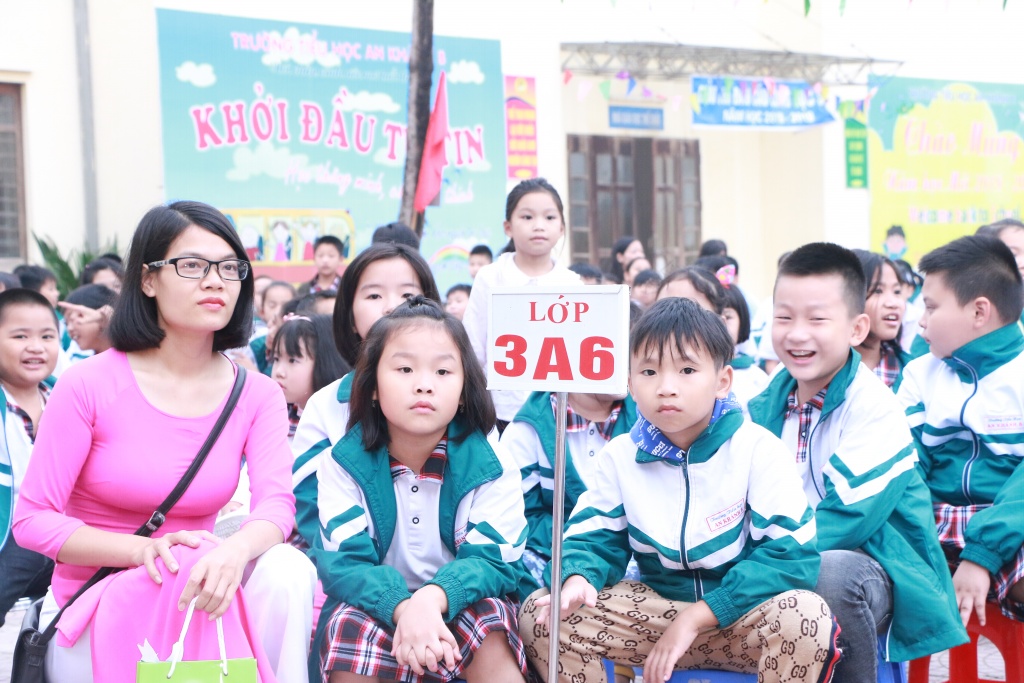 hoc tro nho ben len tang hoa co giao trong le mit tinh ki niem ngay 2011