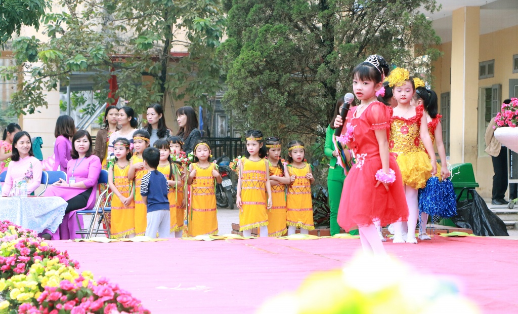 Học trò nhỏ bẽn lẽn tặng hoa cô giáo trong lễ mít tinh kỉ niệm ngày 20/11 hoc tro nho ben len tang hoa co giao trong le mit tinh ki niem ngay 2011