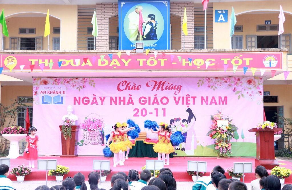hoc tro nho ben len tang hoa co giao trong le mit tinh ki niem ngay 2011