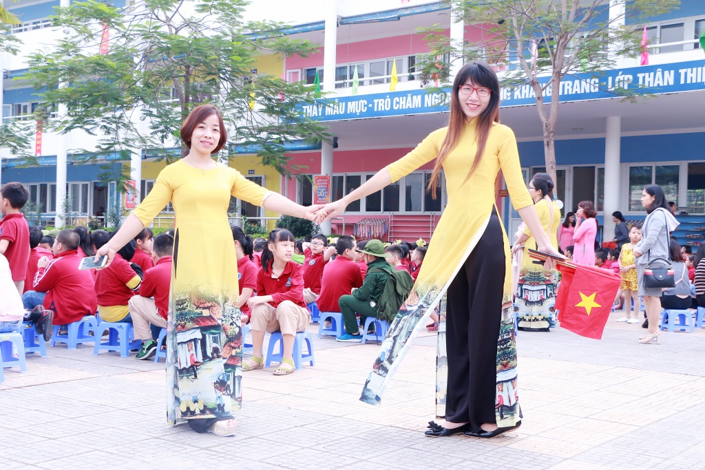 Học trò nhỏ bẽn lẽn tặng hoa cô giáo trong lễ mít tinh kỉ niệm ngày 20/11 hoc tro nho ben len tang hoa co giao trong le mit tinh ki niem ngay 2011