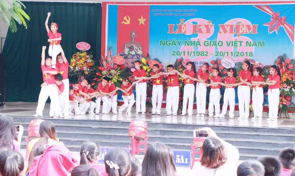 Học trò nhỏ bẽn lẽn tặng hoa cô giáo trong lễ mít tinh kỉ niệm ngày 20/11 hoc tro nho ben len tang hoa co giao trong le mit tinh ki niem ngay 2011