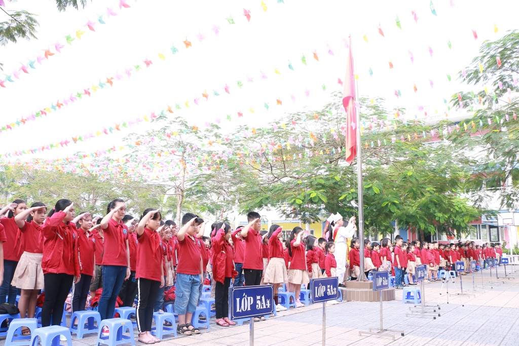 hoc tro nho ben len tang hoa co giao trong le mit tinh ki niem ngay 2011
