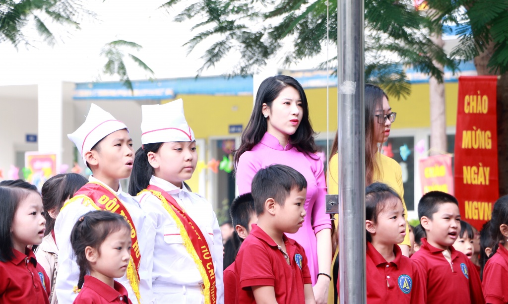 Học trò nhỏ bẽn lẽn tặng hoa cô giáo trong lễ mít tinh kỉ niệm ngày 20/11 hoc tro nho ben len tang hoa co giao trong le mit tinh ki niem ngay 2011