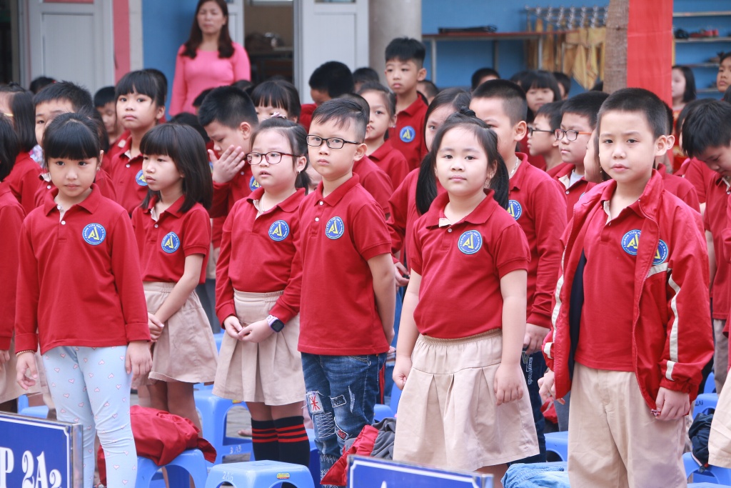 hoc tro nho ben len tang hoa co giao trong le mit tinh ki niem ngay 2011