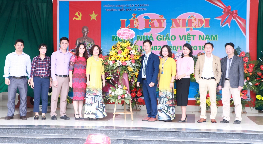 Học trò nhỏ bẽn lẽn tặng hoa cô giáo trong lễ mít tinh kỉ niệm ngày 20/11 hoc tro nho ben len tang hoa co giao trong le mit tinh ki niem ngay 2011