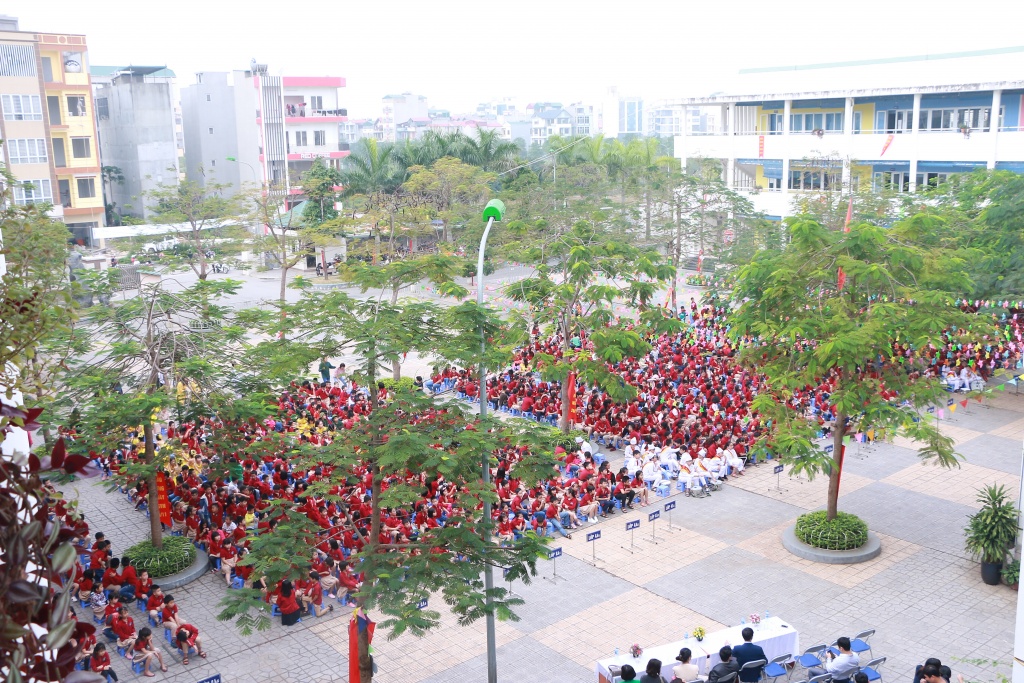 Học trò nhỏ bẽn lẽn tặng hoa cô giáo trong lễ mít tinh kỉ niệm ngày 20/11 hoc tro nho ben len tang hoa co giao trong le mit tinh ki niem ngay 2011