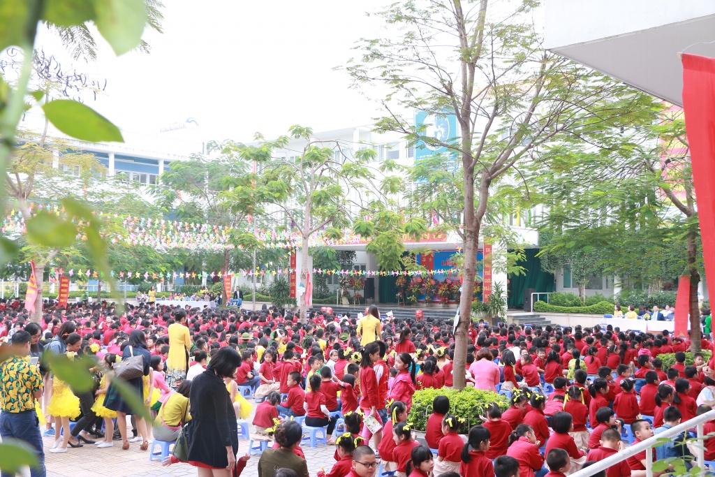 hoc tro nho ben len tang hoa co giao trong le mit tinh ki niem ngay 2011