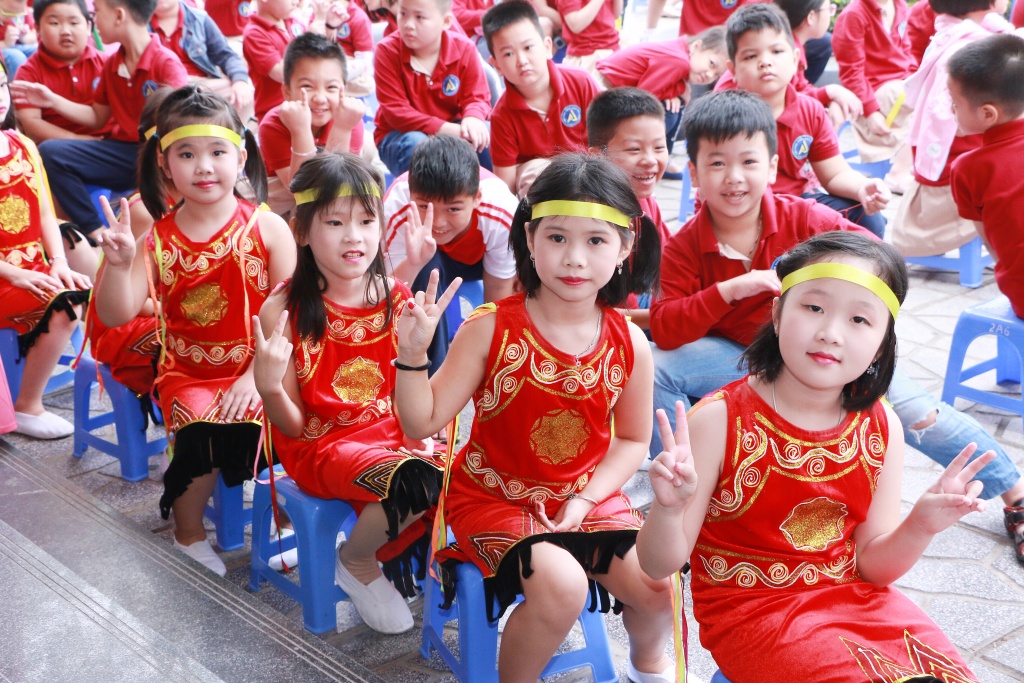 Học trò nhỏ bẽn lẽn tặng hoa cô giáo trong lễ mít tinh kỉ niệm ngày 20/11 hoc tro nho ben len tang hoa co giao trong le mit tinh ki niem ngay 2011